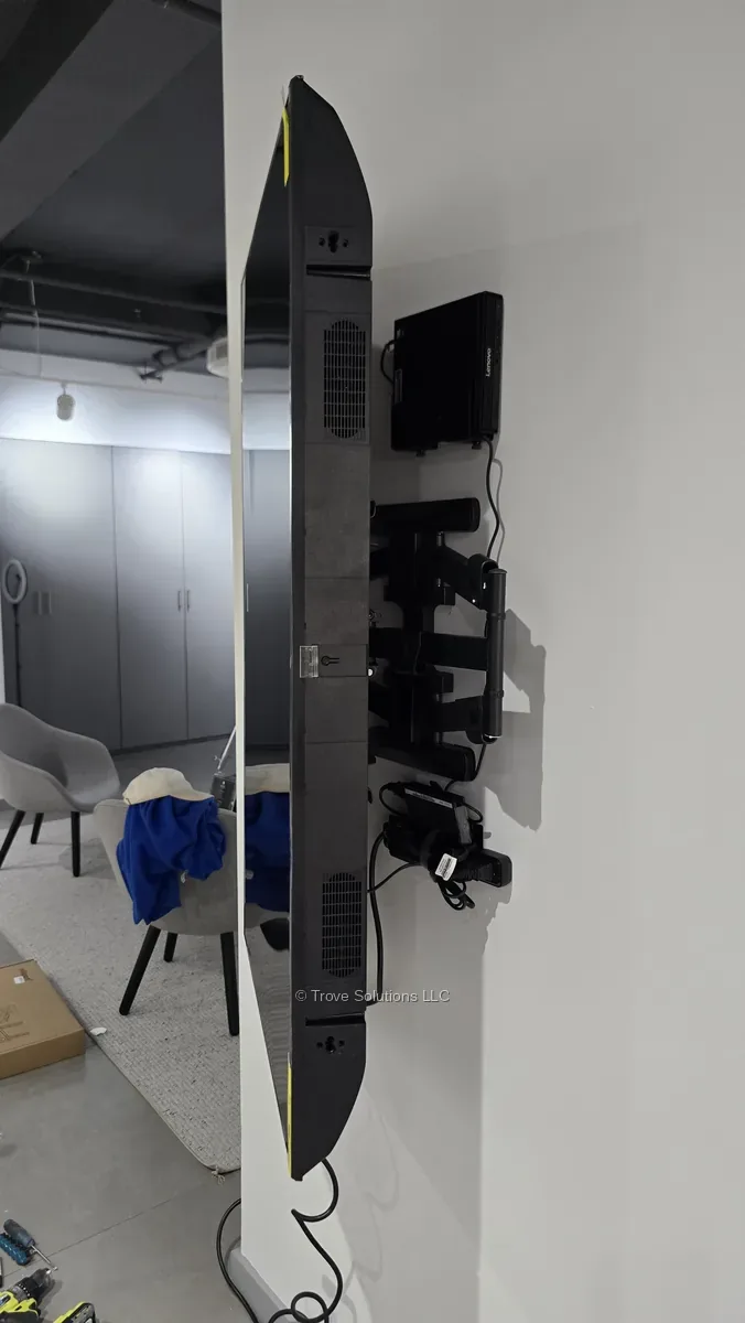 Vertical TV mount with swivel bracket Manhattan