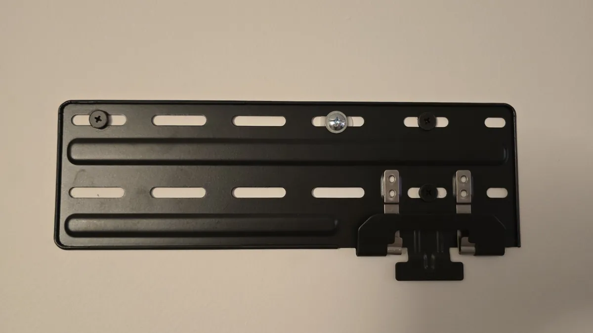 One Samsung Slim Fit wall plate screwed to the wall